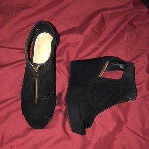 Super cute Black Wedges